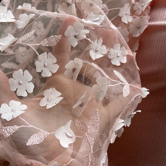 Peach ribbed top w/sheer puff sleeves with flower appliqués size M - Picture 2 of 6